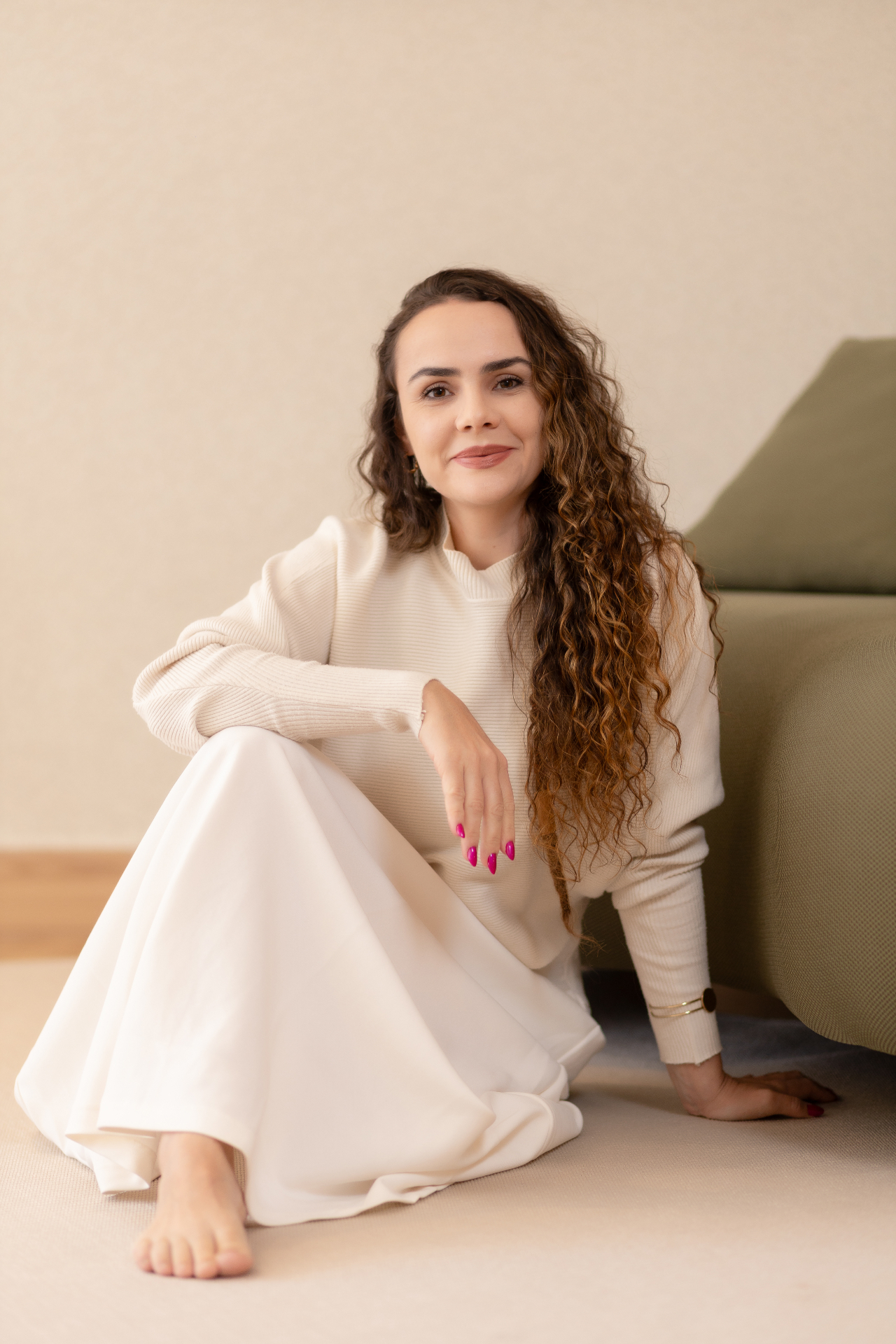Amanda Mansur sentada em um momento de presença